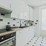 Modern Apartment - 2Br- 4P - Champ-De-Mars